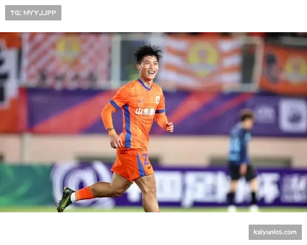 泰山谢文能解禁复出占据右翼，边路轮换补充进攻宽度